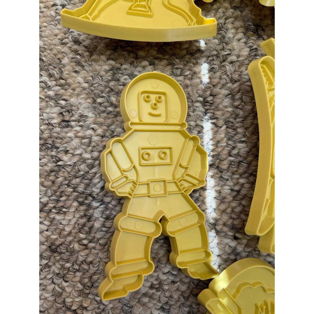 VINTAGE STANLEY HOME PRODUCTS‎ COOKIE CUTTER SET 7 XMAS SANTA ASTRONAUT DRUM - Picture 7 of 11